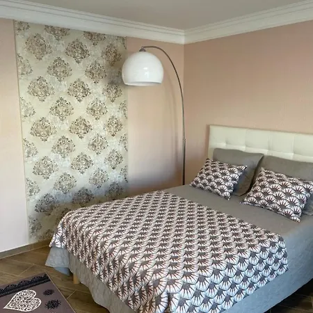 Apartman With Swimming Pool 60 Meters Near The Nizza